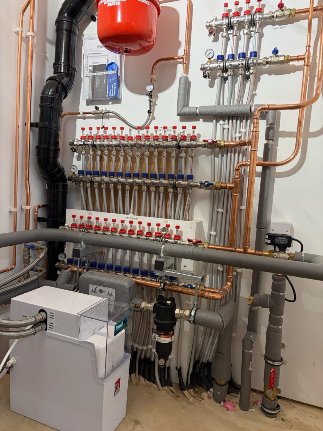 Underfloor heating manifold with zone circuits and pump