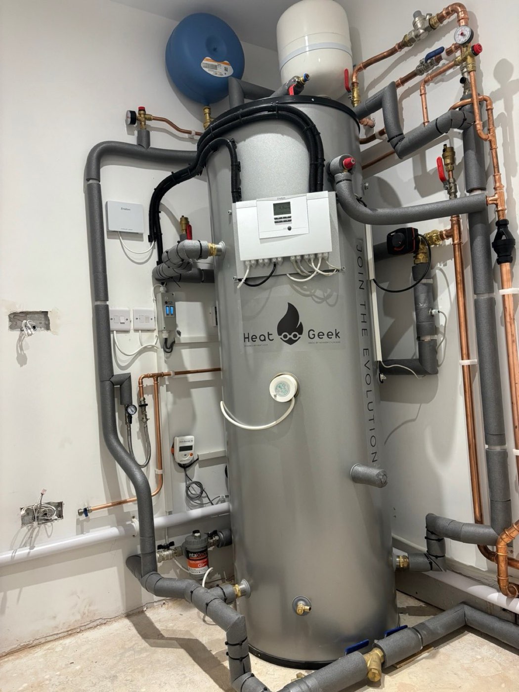 Heat Geek heat pump plant room with cylinder and buffer
