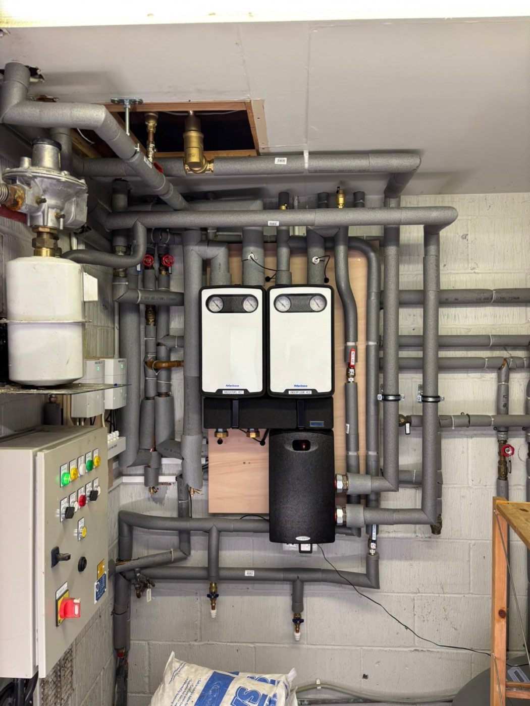 Heat pump cascade installation with buffer vessel and controls