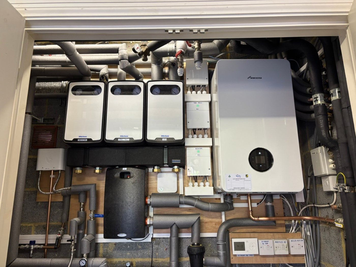 Worcester Bosch heat pump cascade in a plant room