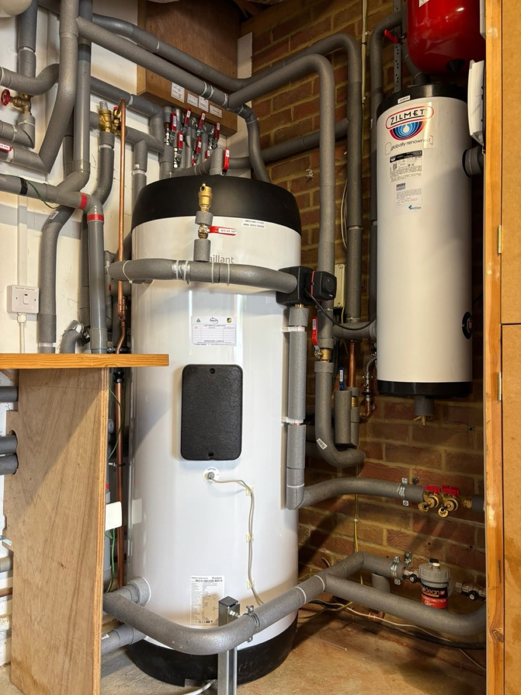 Heat pump cylinder with buffer tank and expansion vessels