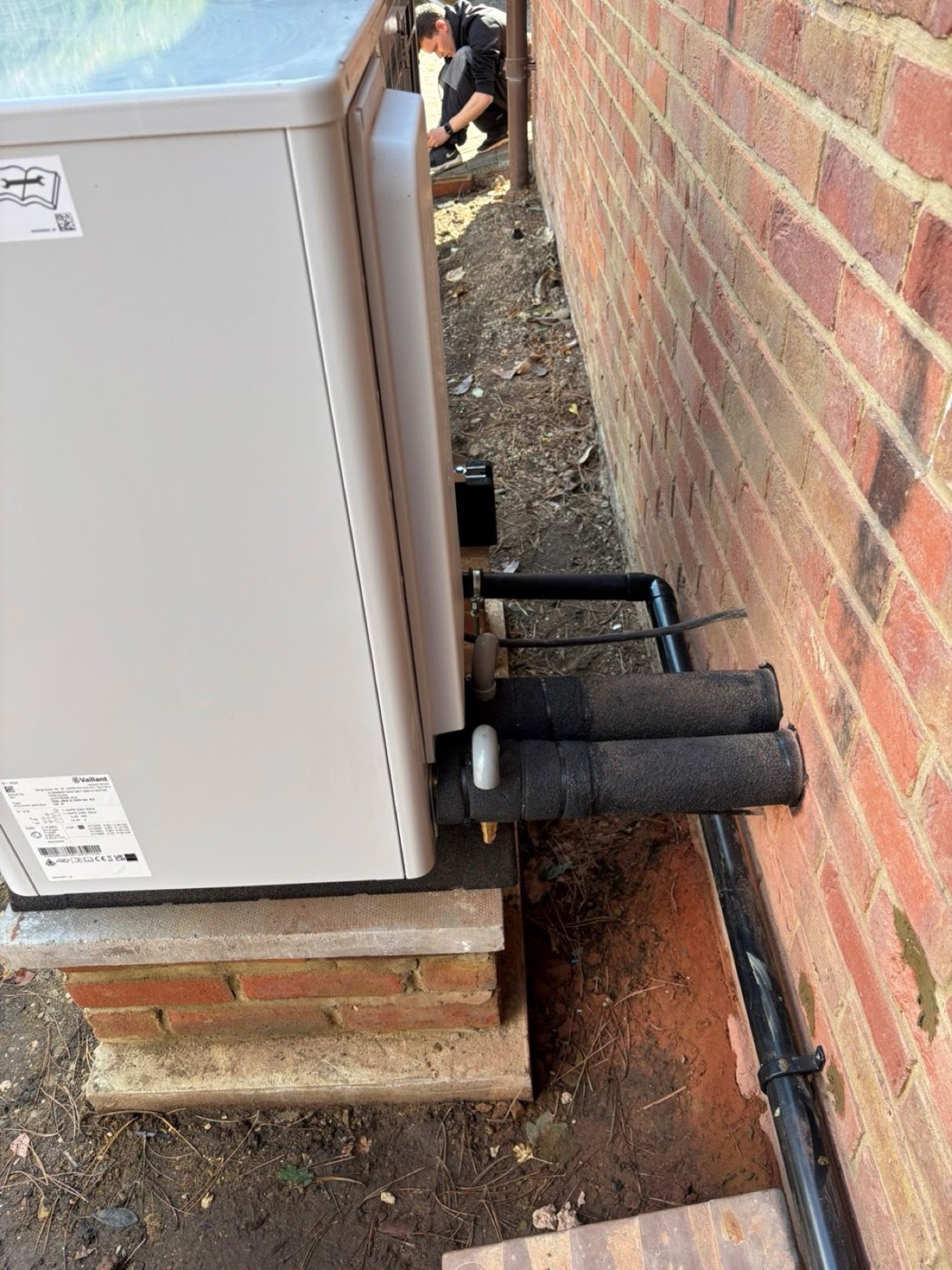 Air source heat pump with neatly insulated flow and return pipework